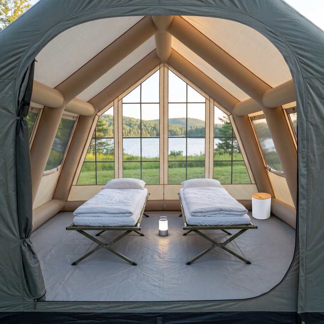Intérieur d'une tente forfait Essentiel avec deux lits de camp et literie complète