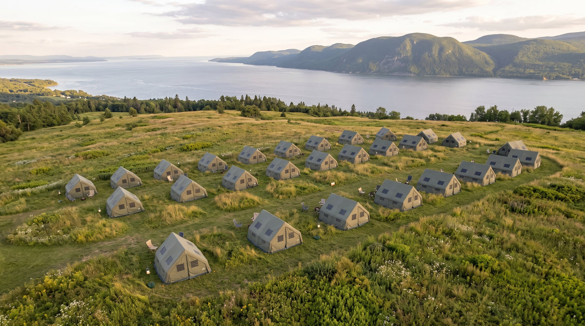 Village de tentes glamping sur une prairie de Charlevoix face au fleuve Saint-Laurent