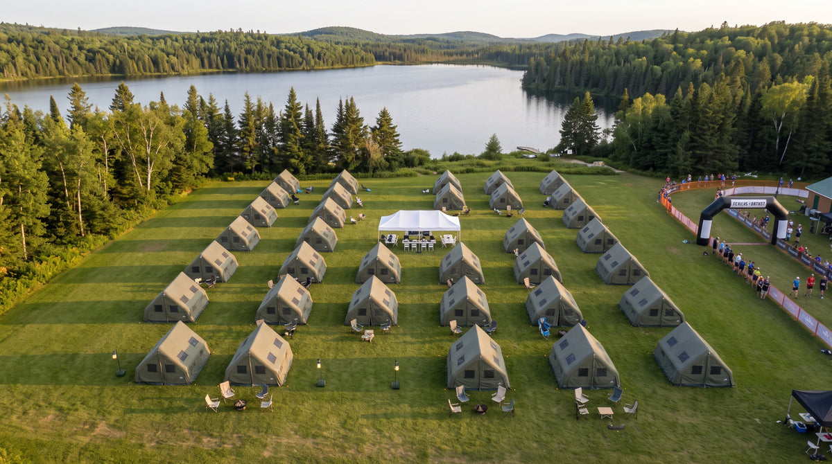 Village de tentes glamping monté sur un terrain au bord d'un lac, près de l'arche d'arrivée d'un événement
