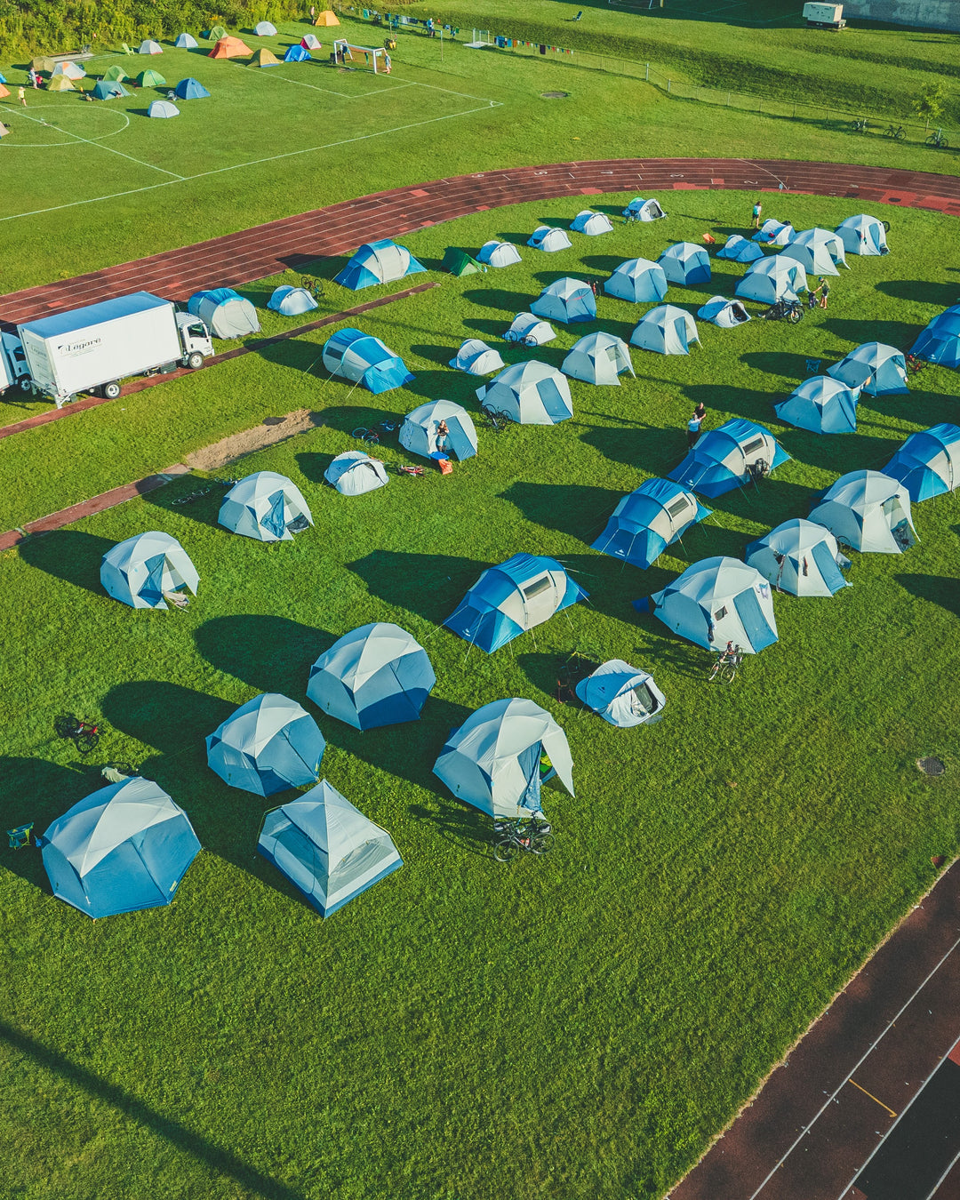 Vue de drone d'un village de tentes Locapaq au Grand Tour Vélo Québec